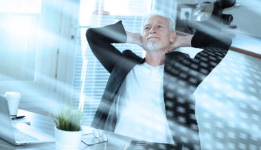 Düşünceli kıdemli işadamının portresi.