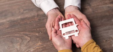 Elinde kağıt kamyonu olan kamyon sigortası kavramı.