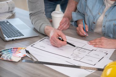 Yeni inşaat projesinin taslağı üzerinde çalışan mimarlar