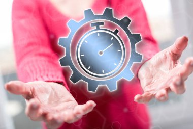 Zaman yönetimi kavramı arka plandaki bir kadının ellerinden üstündür.