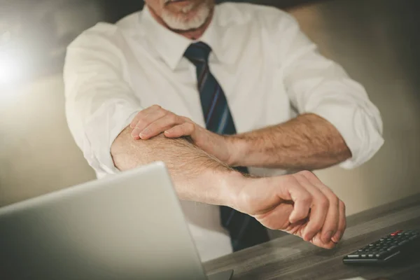 Zakenman Rolt Zijn Mouwen Concept Van Motivatie — Stockfoto