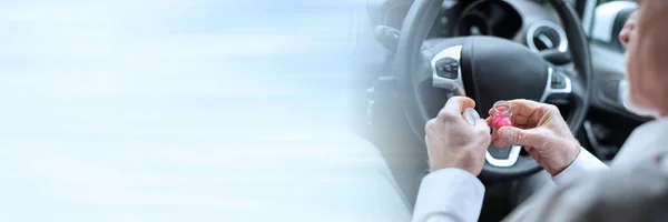 Hombre Sentado Coche Tomar Pastillas Antes Conducir Bandera Panorámica — Foto de Stock