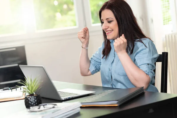 Jovem Mulher Atraente Recebendo Boas Notícias Laptop — Fotografia de Stock