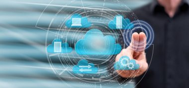 Adam dokunmatik ekranda bulut hesaplama konseptine parmaklarıyla dokunuyor.