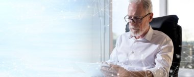 Ofiste dijital tablet kullanan kıdemli işadamı, sert ışık; panoramik pankart