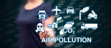 Hava kirliliği kavramına dokunan kadın dokunmatik ekranda parmaklarıyla