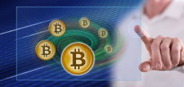 Bir adam dokunmatik ekranda bitcoin para kavramına parmağıyla dokunuyor