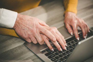 İş yerinde cinsel taciz; patronun sekreterin eline dokunması