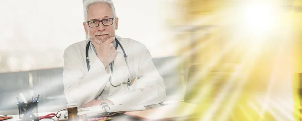 Retrato Del Médico Sénior Masculino Sentado Consultorio Médico Exposición Múltiple —  Fotos de Stock