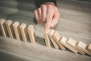 Erkek eli domino etkisini durduruyor. İş denetimi kavramı