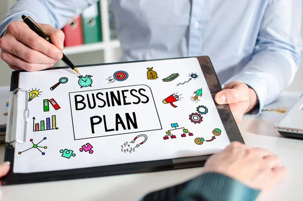 Geschäftsmann Zeigt Businessplan Konzept Auf Klemmbrett — Stockfoto