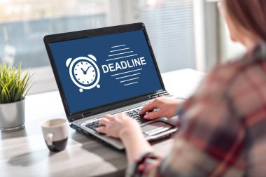 Son teslim tarihi kavramını gösteren dizüstü bilgisayar