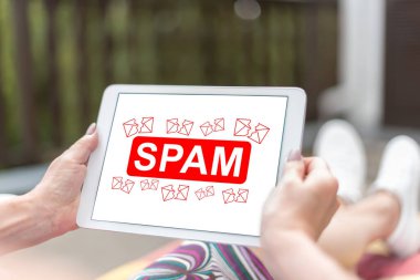 Kadın eli spam konseptli bir tablet tutuyor.