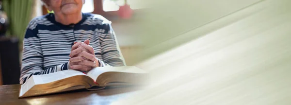 Ältere Frau Betet Mit Den Händen Über Der Bibel Panorama — Stockfoto