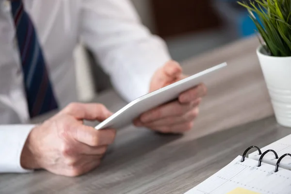 Uomo Affari Che Utilizza Tablet Digitale Sul Posto Lavoro — Foto Stock