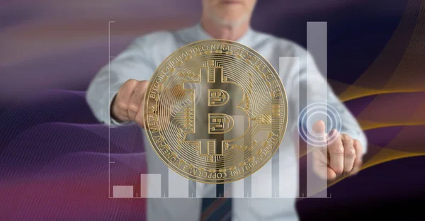 Ember Megérint Egy Bitcoin Valuta Koncepciót Egy Érintőképernyőn Ujjaival — Stock Fotó