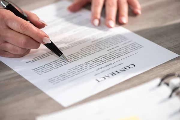 Female Hands Checking Content Contract — Stock Photo, Image