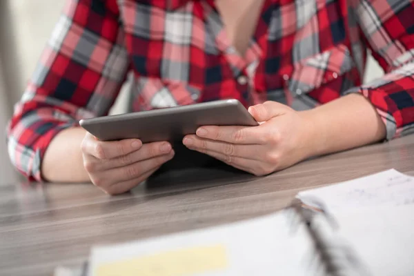 Kobiece Dłonie Trzymające Używające Tabletu Cyfrowego — Zdjęcie stockowe