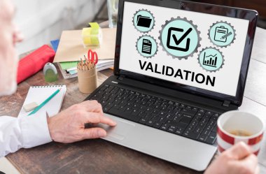 Bir dizüstü bilgisayarda gösterilen doğrulama kavramı