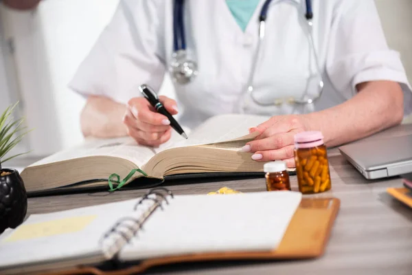 Doctora Leyendo Libro Texto Consultorio Médico — Foto de Stock