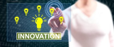 Kadın dokunmatik ekranda yenilik kavramına parmaklarıyla dokunuyor.