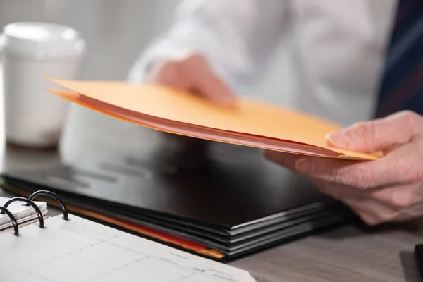 Empresario Sosteniendo Carpeta Con Documentos Papel — Foto de Stock