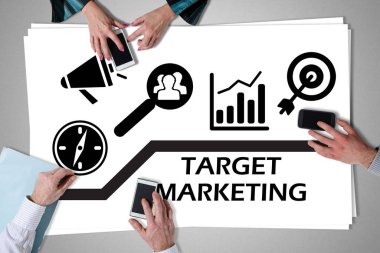 Akıllı telefonları kullanarak ellerle bir masaya yerleştirilen hedef pazarlama kavramı