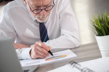 Kıdemli işadamı pazarlama verilerini analiz ediyor