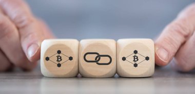 Tahta küplerdeki simgelerle birlikte engelleme teknolojisi kavramı