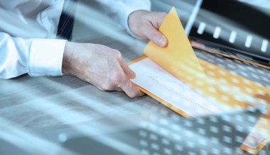 İşadamı kağıt belgelerle dizin açıyor; ışık efekti