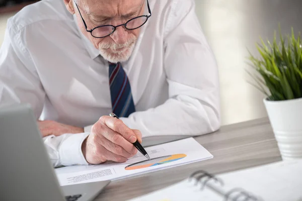 Senior Zakenman Die Marketinggegevens Analyseert — Stockfoto