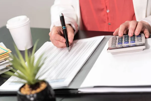 Zakenvrouw Die Rekenmachine Gebruikt Werkt Aan Financiële Gegevens — Stockfoto