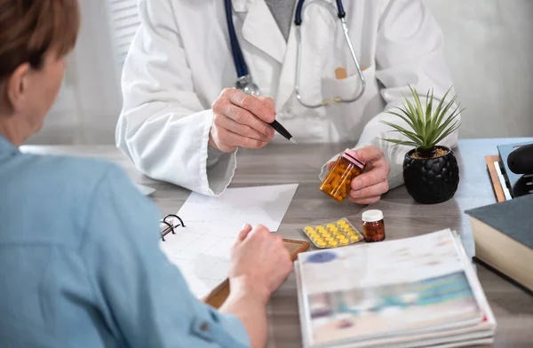 Arzt Erklärt Seinem Patienten Arztpraxis Medizin — Stockfoto