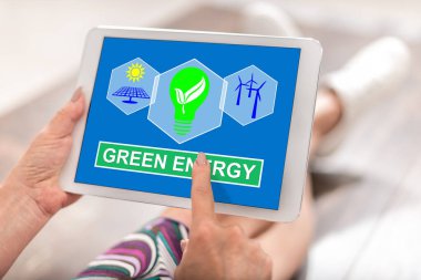 Yeşil enerji kavramına sahip tablet kullanan bir kadın