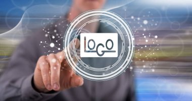 Adam dokunmatik ekranda marka stratejisi kavramına parmağıyla dokunuyor.