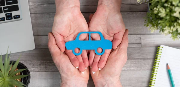 Conceito Seguro Automóvel Com Carro Papel Nas Mãos — Fotografia de Stock