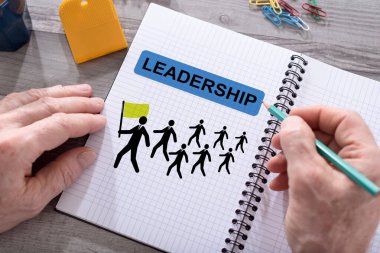 Bir not defterine çizilmiş liderlik konsepti