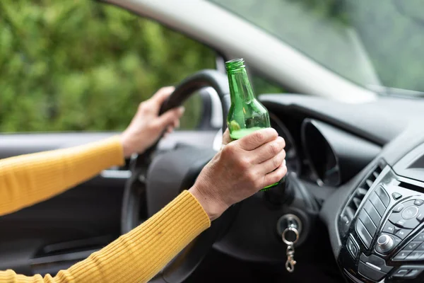 運転中に酒を飲む女 — ストック写真