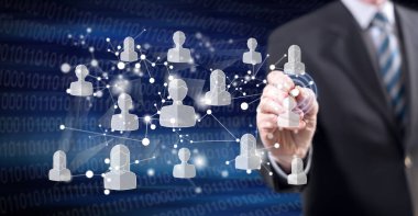 Stylus kalemle dokunmatik ekranda sosyal medya ağı kavramına dokunan adam