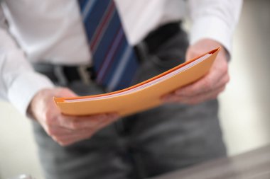 Kağıt belgeli klasörü tutan işadamı