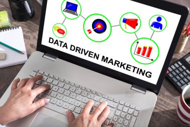 Bir dizüstü bilgisayarda gösterilen veri güdümlü pazarlama kavramı