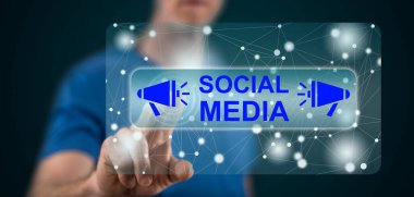 Adam dokunmatik ekranda sosyal medya kavramına parmağıyla dokunuyor.