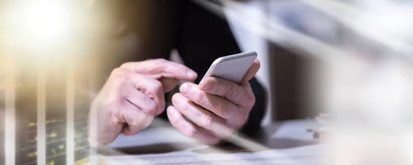 Mano Masculina Usando Teléfono Móvil Exposición Múltiple — Foto de Stock