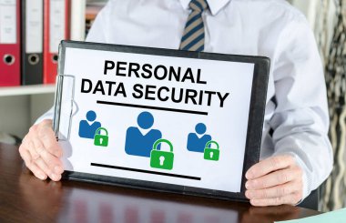 Bir iş adamı tarafından gösterilen kişisel veri güvenliği kavramı