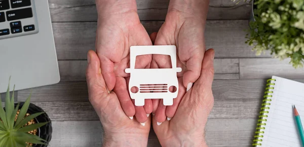 手握纸板车的卡车保险概念 — 图库照片