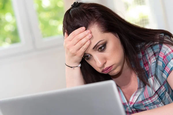 Joven Empresaria Sobrecargada Trabajo Sentada Frente Computadora Portátil — Foto de Stock