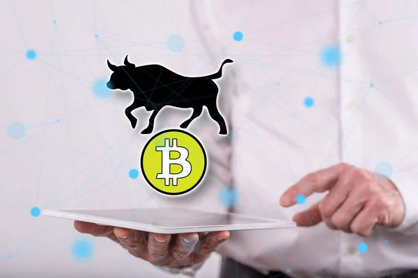 Bitcoin Bullish Trend Concept Boven Een Tablet Vastgehouden Door Een — Stockfoto