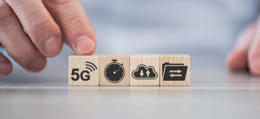 Tahta küplerdeki simgelerle 5G kavramı