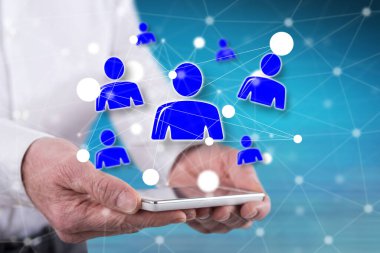 Eller tarafından tutulan bir akıllı telefonun üzerinde sosyal ağ kavramı