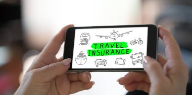 Seyahat sigortası konsepti olan akıllı bir telefonu tutmak